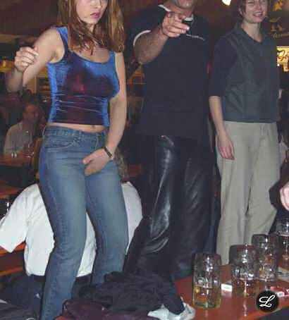 fille bourre biere pisse urine dessus danse sur table