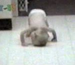 vidéo bébé fait du 4 quatre pattes sur la tête