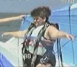 vidéo envol du cygne Parachute ascensionnel gamelle chute au décollage grosse femme forte