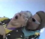 vidéo dentier saut parachute vieille personne ouvre la bouche