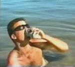 vidéo crabe pince homme eau de mer plage pincé par un crabe entre-jambes