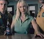 vidéo pub tooheys bière ouvrir ouverture femme homme bar nombril capsule