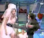 vidéo bagarre baston robe mariée mariage show tv plateau télé