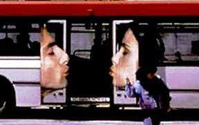 panneau pub insolite baiser sur porte de bus