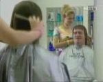 vidéo coiffeur coiffeuse homme masturbation malentendu nettoie lunettes
