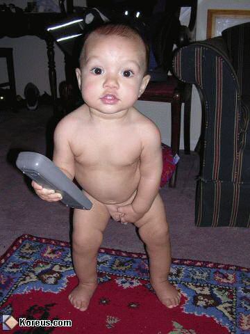 Les 2 jouets preferes des hommes son sexe et la telecommande tele