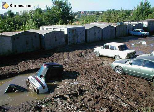 image voiture engloutie dans la boue