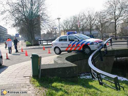 image voiture police accident sur un pont