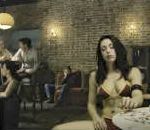 vidéo pub savage femme sauvage bar drague massue feu cigarette