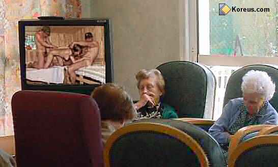 vieux maison retraite devant tele film porno