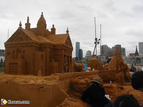 image sculpture sur sable plage australie 2004 manoir hante