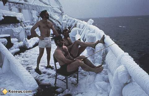 image homme bateau de glace peche torce nu