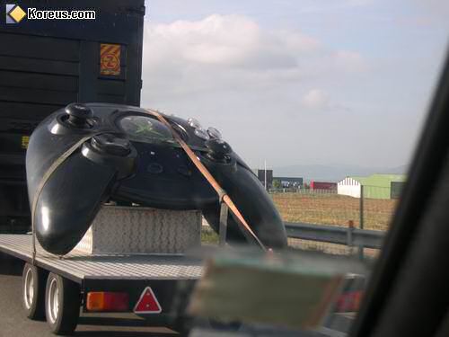 "image manette geante console xbox sur remorque camion"