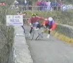 vidéo course vtt fairplay pousse tombe chute spectateur pont plongeon dans la riviere