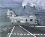 vidéo atterrissage hélicoptère navy sur un bateau en mer ecrase dans eau