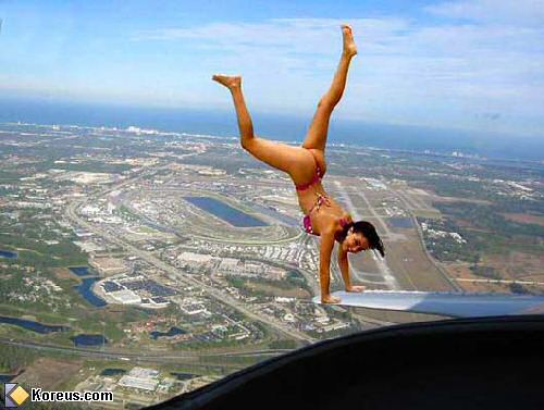 femme_avion_acrobatie.jpg