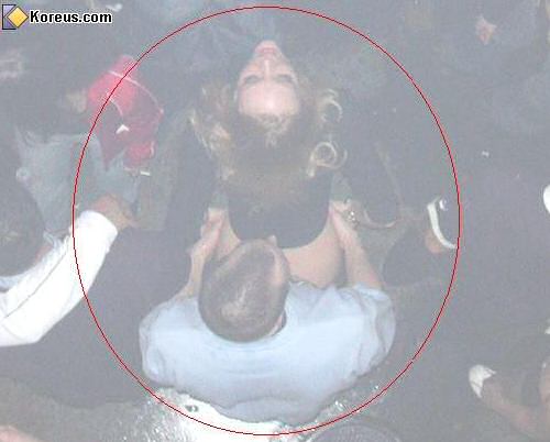 image insolite homme femme relation sexuelle en publique