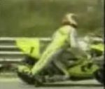 vidéo moto acrobatie pour éviter la chute