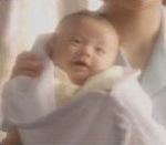 vidéo publicité fujifilm  fuji film bébé prend une photo de sa naissance accouchement