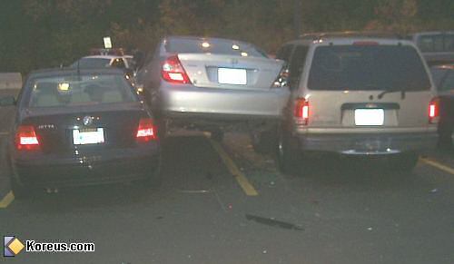 image voiture coincé entre 2 voitures dans un parking humour insolite 