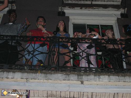 image homme femme sur un balcon petite culotte sous la jupe humour insolite