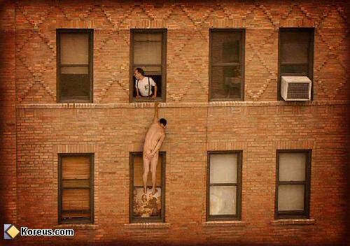 image homme trompe sa femme suspendu à la fenêtre humour insolite