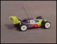 vidéo saut en voiture télécommandée par dessus une maison