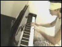 vidéo la musique de mario bros au piano avec les yeux bandés aveugle