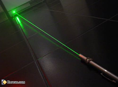 image megalaser vert de type classe IIIa humour insolite