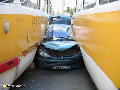 image voiture coincé entre deux métro accident humour insolite