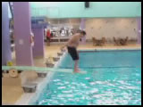 vidéo régis à la piscine plongeon du plongeoir