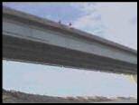 vidéo Un homme saute d un pont et rate son plongeon en faisant un faux plat