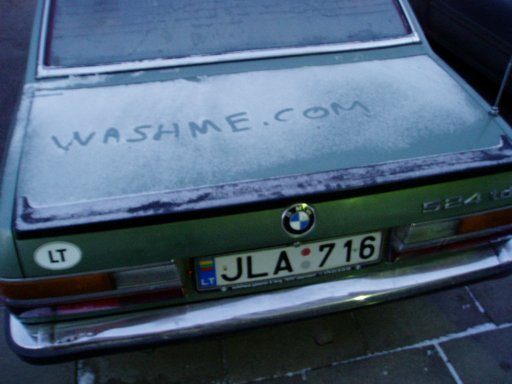 image wash me dessinez sur la poussière des voitures humour insolite