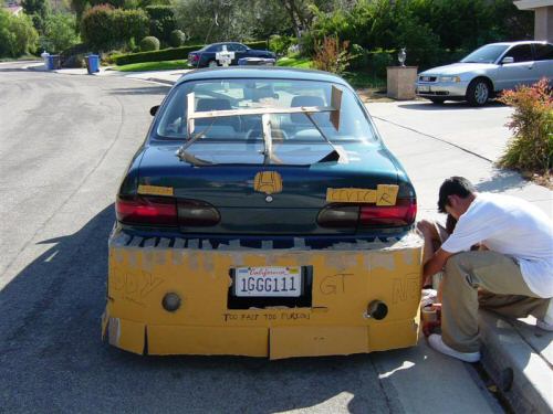 tuning voiture avec du carton et du scotch humour insolite