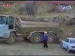 vidéo boss employé engin pelleteuse voiture détruite
