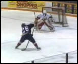 vidéo hockey joli but entr les jambes